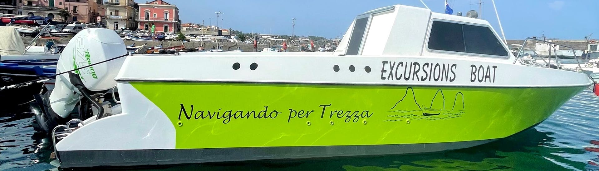 Le bateau de Navigando per Trezza avant le départ de la balade en bateau d'Aci Trezza avec observation des dauphins au coucher du soleil.