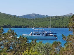 De boot van Flipper Excursions Pakoštane tijdens de Boottocht naar Kornati Nationaal Park & Telašćica Natuurpark.
