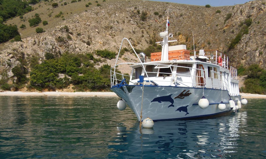 The boat is ready to take participants on an adventure during the Boat Trip from Punat to 4 Islands with More Tour Punat.