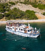 La nostra barca confortevole è ciò che vi serve per una gita in barca da Punat all'isola di Plavnik con More Tours Punat.