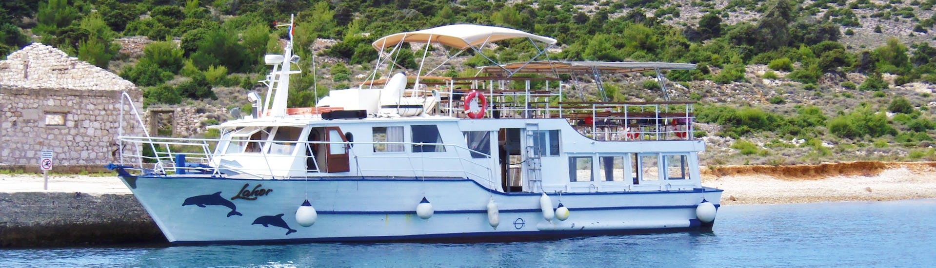 L'Notre bateau confortable est ce dont vous avez besoin pour une Excursion en bateau de Punat à l'île de Plavnik avec Lahor Island Excursions Punat est prête à commencer.