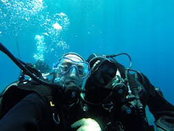 Istruttore e partecipante sott'acqua durante il battesimo del mare a sud dell'Elba con Marina di Campo Diving Elba.