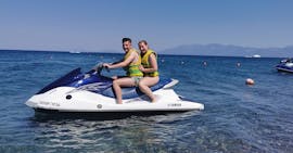 Foto de dos personas dando un paseo en moto de agua en la playa de Psalidi en Kos con Flyboard Watersports Kos.