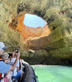 Bild einer Gruppe von Leuten auf dem RIB-Boot von Algarve Boa Vida Tours während der RIB-Bootstour zum Marinha Strand und zur Benagil Höhle.