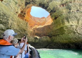 Bild einer Gruppe von Leuten auf dem RIB-Boot von Algarve Boa Vida Tours während der RIB-Bootstour zum Marinha Strand und zur Benagil Höhle.