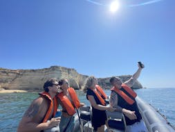 Foto di un gruppo di persone sul gommone di Algarve Boa Vida Tours durante il Giro in gommone privato alla spiaggia di Marinha e alla Grotta di Benagil.