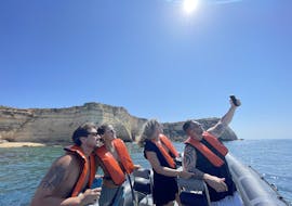 Bild einer Gruppe von Leuten auf dem RIB-Boot von Algarve Boa Vida Tours während der privaten RIB-Bootstour zum Marinha Strand und zur Benagil Höhle.