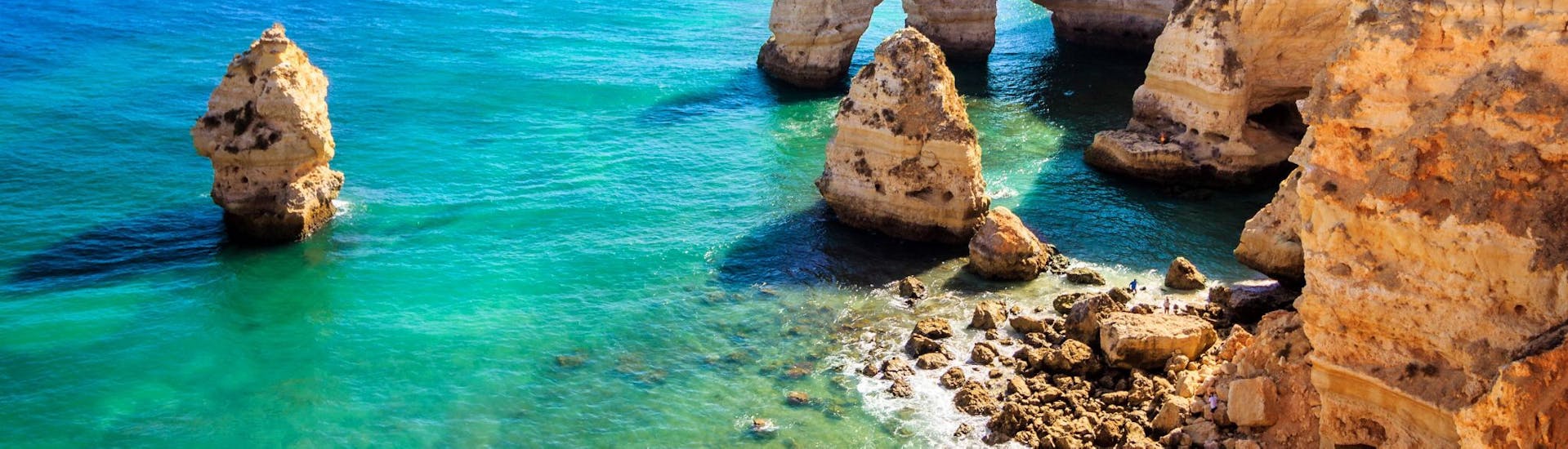 Foto della costa dell'Algarve scattata durante una gita in barca con Algarve Boa Vida Tours.