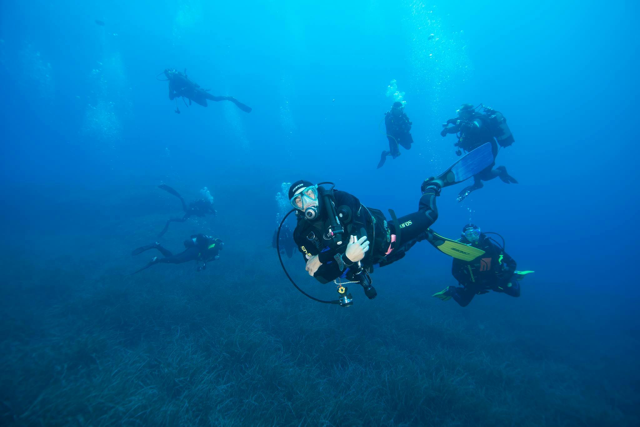 A scuba diver posing for the picture with a big fish during the SSI Open Water Diver in the South of Elba Island with Marina di Campo Diving Elba.