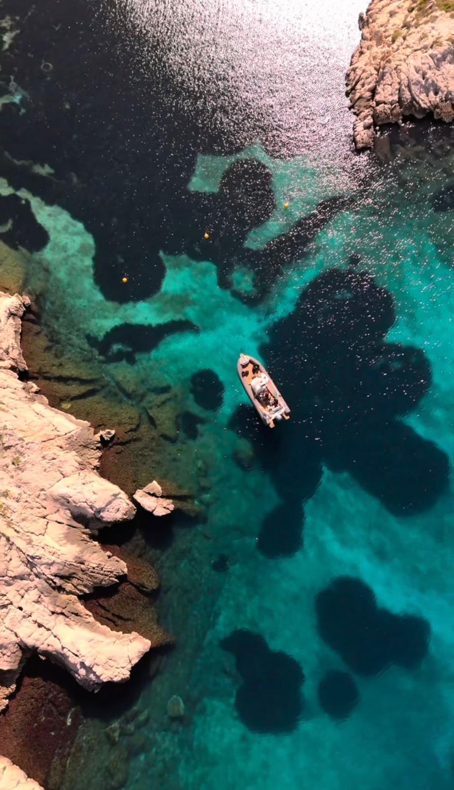 Tour in barca intorno alle Calanques del Frioul con soste per nuotare e fare snorkeling con Calanques of Marseille Tour.