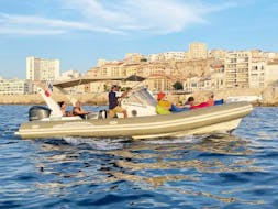 Des personnes font une balade en bateau semi-rigide avec escale à l'archipel du Frioul avec Plus Belle la Mer Marseille.