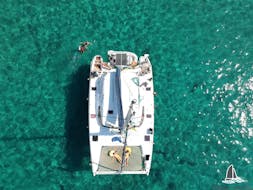 Vista aérea del catamarán usado en el paseo en catamarán por Milos y Políegos con comida con Polco Sailing.