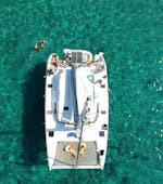 Vue du ciel du catamaran utilisé pendant balade en catamaran à Milos et Polyaigos avec déjeuner avec Polco Sailing.