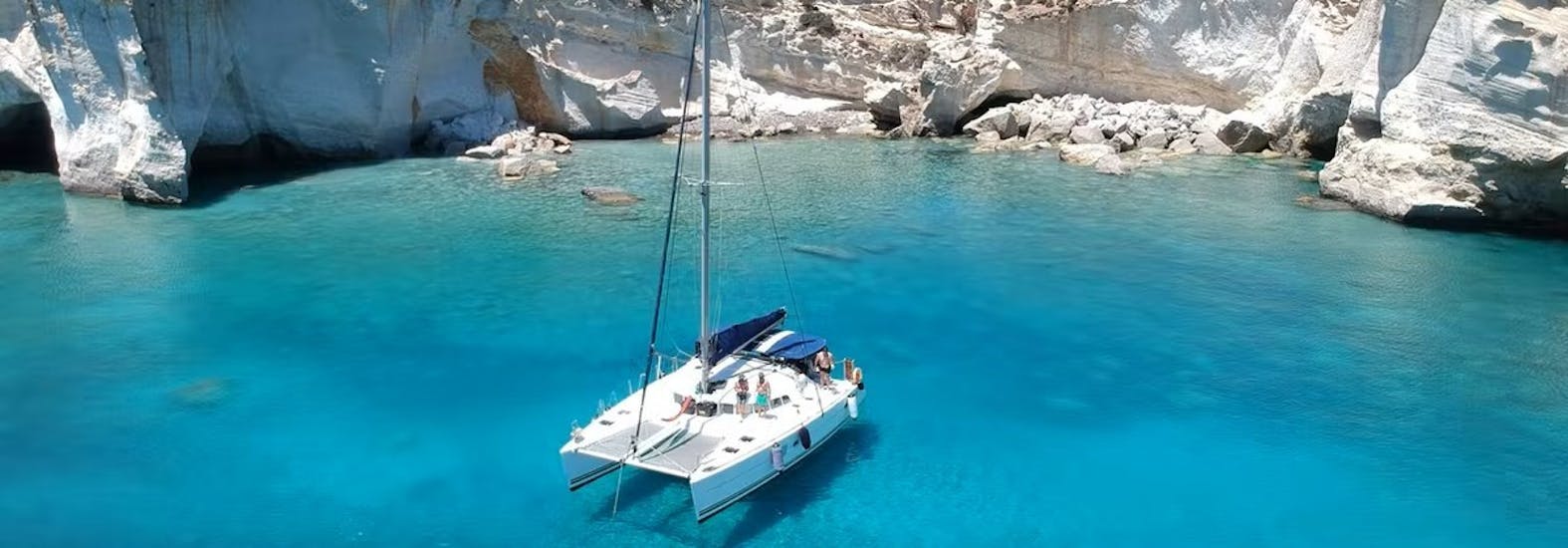 Bild des Katamarans im kristallklaren Wasser während der Katamarantour um Milos & Polyaigos mit Mittagessen mit Polco Sailing Milos.