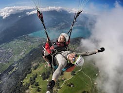 Tijdens de Tandem Paragliding "Big Blue" - Jungfrau Massive met Paragliding Interlaken, genieten een passagier en haar gecertificeerde tandempiloot van het fantastische uitzicht over Interlaken.