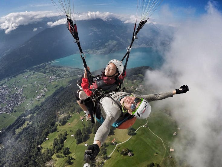 Pendant le vol Tandem Parapente "Big Blue" - Massif de la Jungfrau avec Paragliding Interlaken, une passagère et son pilote de tandem certifié profitent de la vue fantastique sur Interlaken.