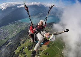 Pendant le vol Tandem Parapente "Big Blue" - Massif de la Jungfrau avec Paragliding Interlaken, une passagère et son pilote de tandem certifié profitent de la vue fantastique sur Interlaken.