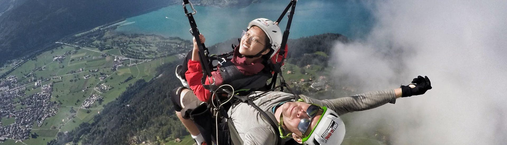 Beim Tandem Paragliding "Big Blue" - Jungfraumassif mit Paragliding Interlaken geniessen eine Passagierin und ihr zertifizierter Tandempilot die fantastische Aussicht über Interlaken.