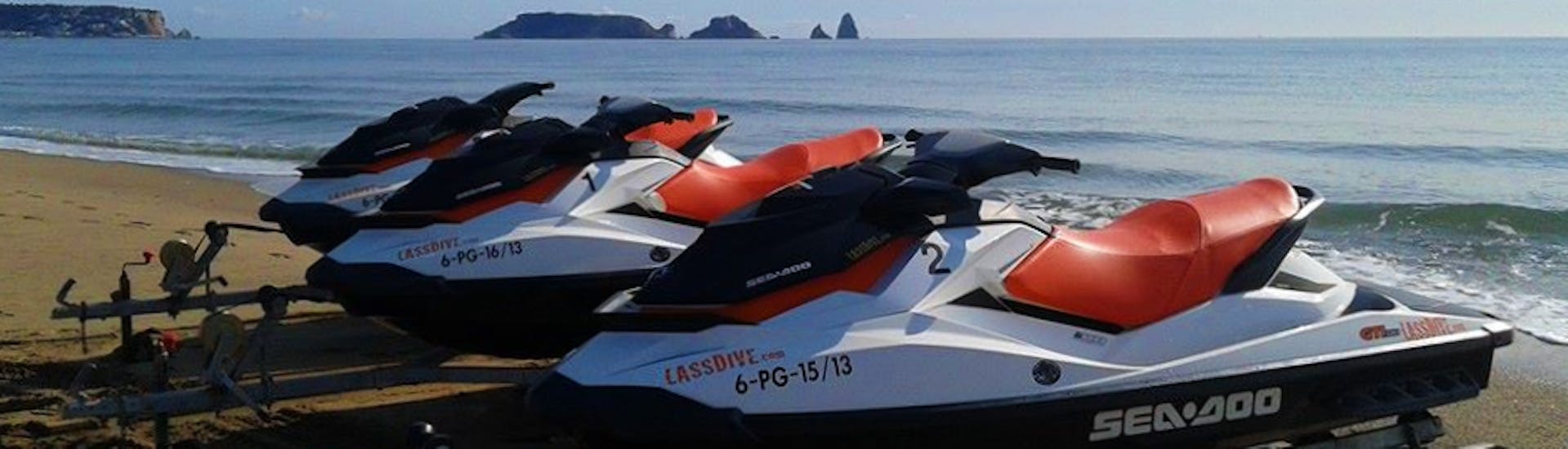 Algunas de nuestras motos de agua están listas para nuestro Jet Ski Safari por la Costa de Palamós y Calonge con Lassdive.