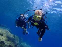 2 Taucher haben Spaß während des PADI Discover Scuba Diving in Pernera mit Taba Diving Cyprus.