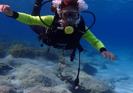 A child dives underwater at the PADI Bubblemaker diving course for children (8-11 y.) in Pernera with Taba Diving Cyprus.