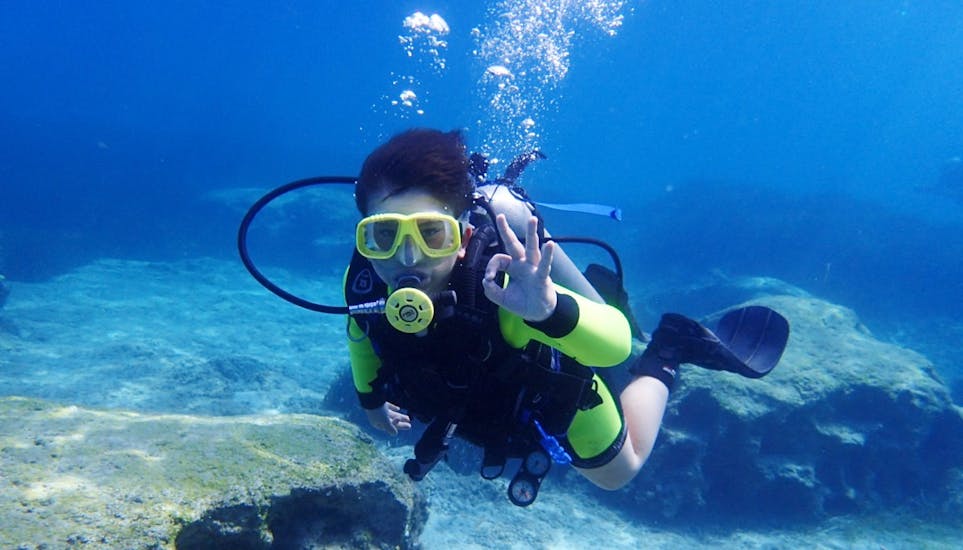 A participant shows a hand signal during the PADI Bubblemaker diving course for children (8-11 y.) in Pernera with Taba Diving Cyprus.