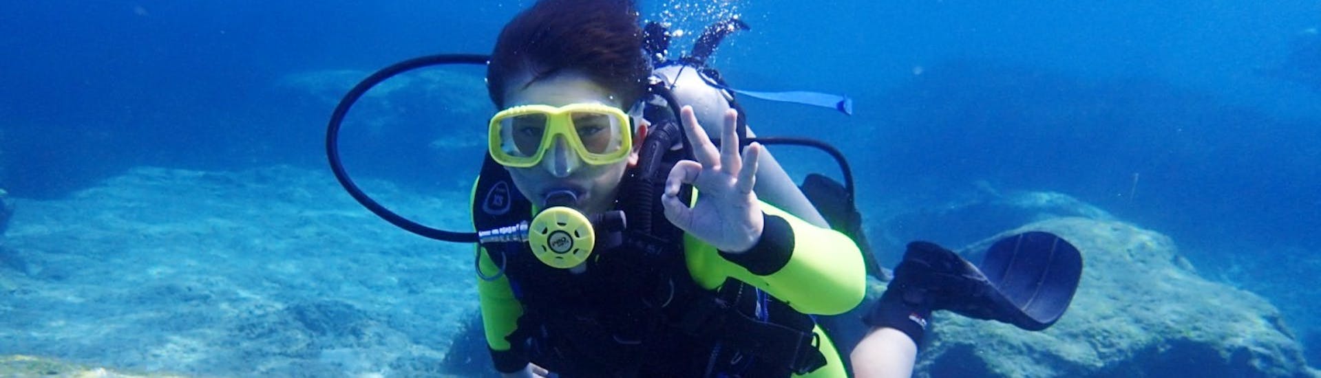 A participant shows a hand signal during the PADI Bubblemaker diving course for children (8-11 y.) in Pernera with Taba Diving Cyprus.
