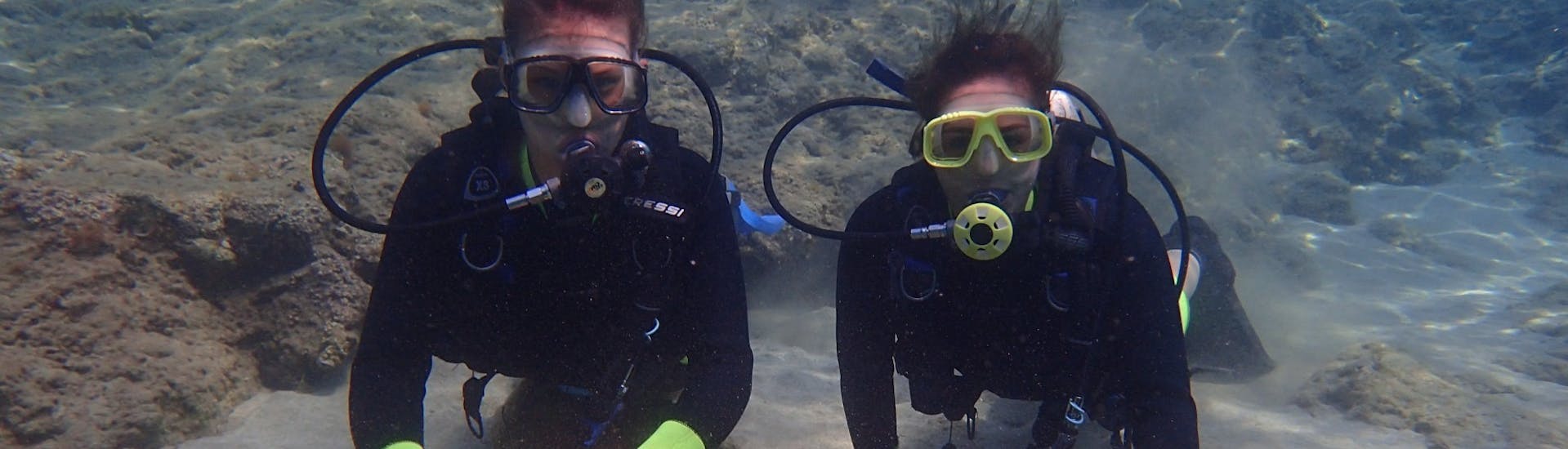 2 Taucher entdecken ein Riff beim PADI Scuba Diver Kurs in Pernera für Anfänger mit Taba Diving Cyprus.