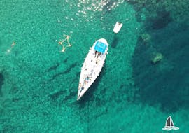 Bird's-eye view of the sailboat used in the sailboat trip along the West Coast of Milos with Lunch with Polco Sailing.