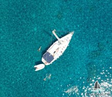 Vista aérea del velero usado en el paseo en barco de vela por Milos y Políegos con comida con Polco Sailing.