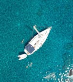 Vogelvlucht van de zeilboot gebruikt in de zeilboottocht rond Milos & Polyaigos met Lunch met Polco Sailing.