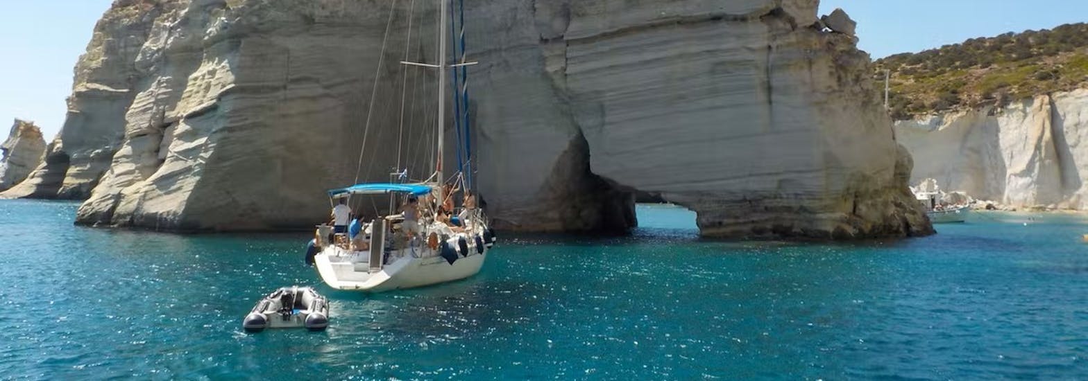 Segeln durch Kleftiko während der Segelbootstour um Milos & Polyaigos mit Mittagessen mit Polco Sailing Milos.