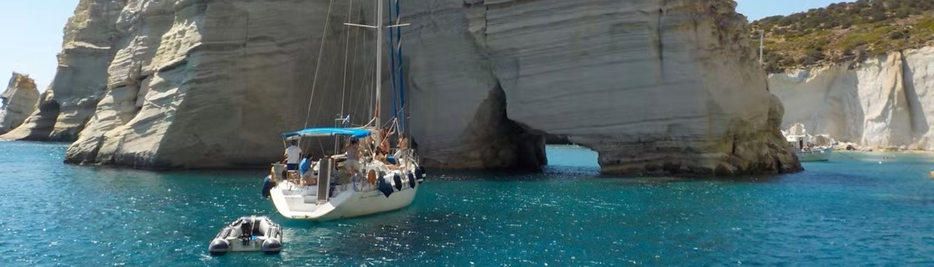 Zeilen door Kleftiko in de zeilboottocht rond Milos & Polyaigos met Lunch met Polco Sailing Cruises.
