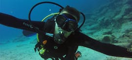 Ein Taucher schwimmt auf die Kamera zu und taucht beim PADI Open Water Diver Kurs in Pernera für Anfänger mit Taba Diving Cyprus.