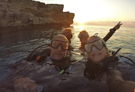 Taucher machen ein Foto vor einem Tauchgang beim Geführte Tauchgänge in Pernera für zertifizierte Taucher mit Taba Diving Cyprus.
