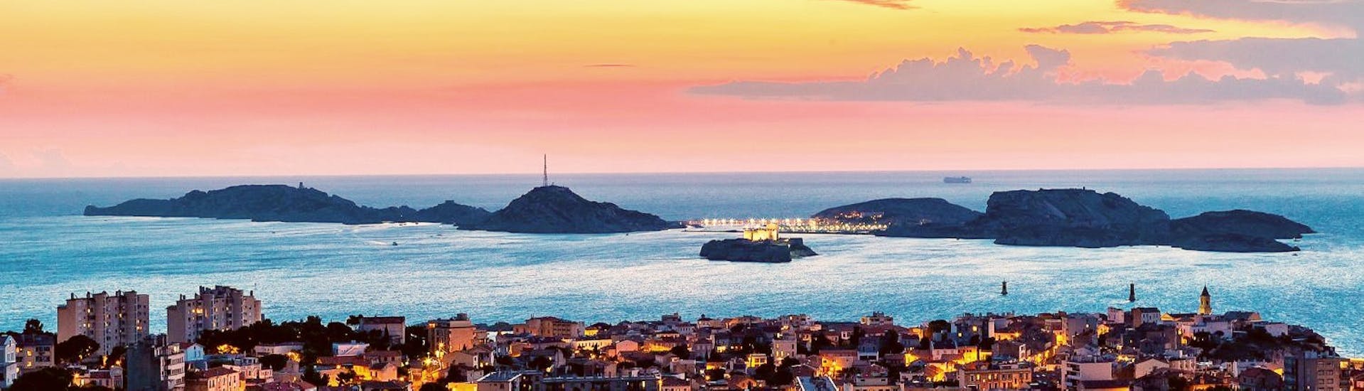 Blick während unserer Sonnenuntergangs-RIB Bootstour zum Frioul Archipelago & Château d'If mit EVAG Émotions Marseille.
