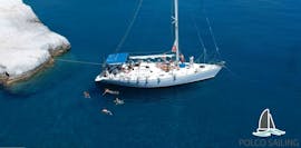 Vogelvlucht van de zeilboot gebruikt in de privé zeilboot trip van Adamantas rond Milos met Polco Sailing.