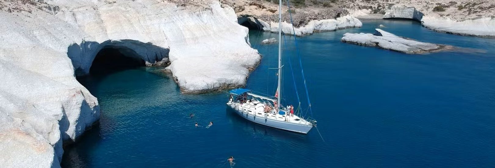 Segeln durch Kleftiko in der private Segelboottour von Adamantas rund um Milos mit Polco Sailing.