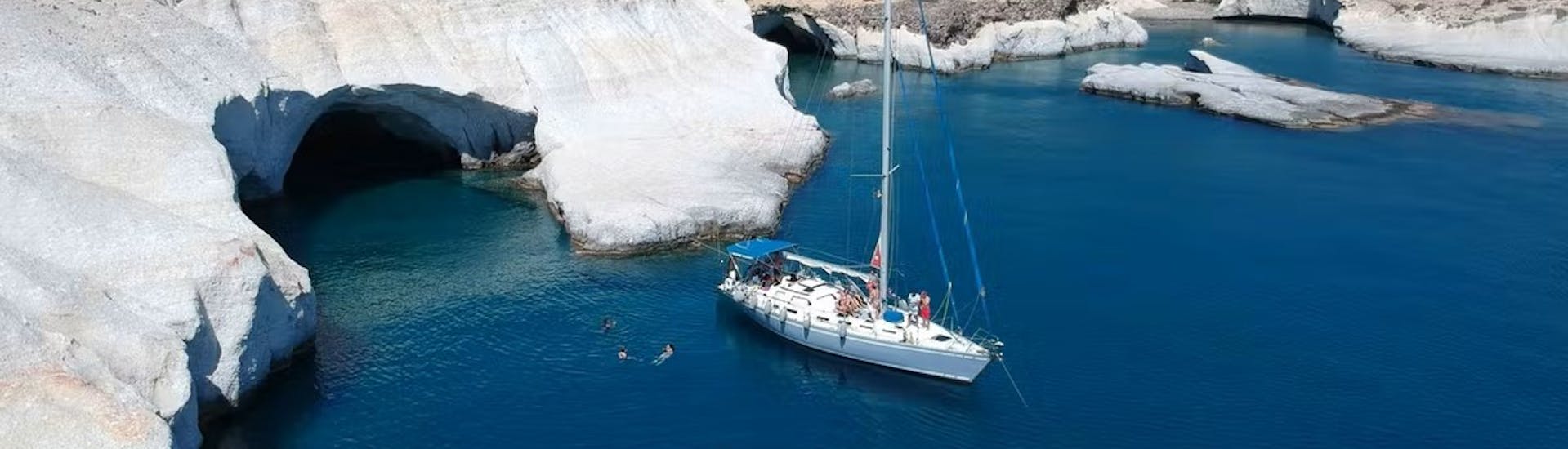 Segeln durch Kleftiko in der private Segelboottour von Adamantas rund um Milos mit Polco Sailing.