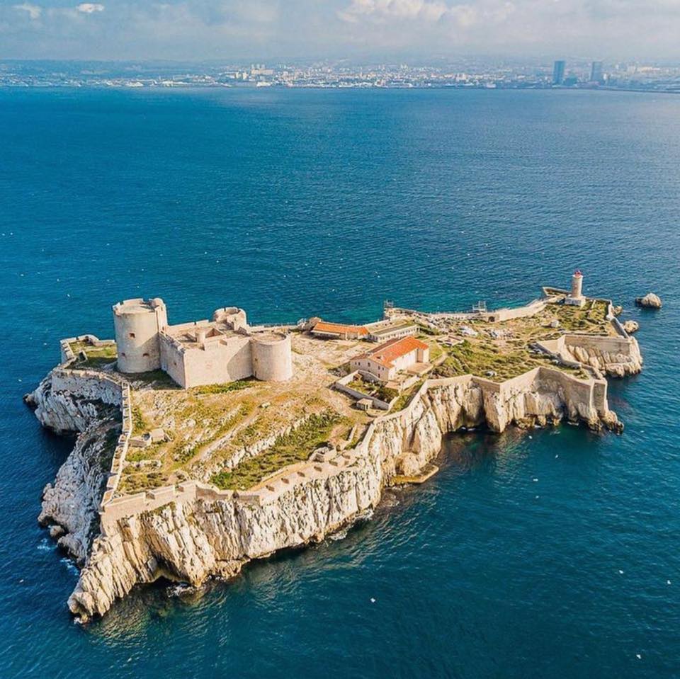 Vista del Château d'If durante el viaje en barco privado al archipiélago de Frioul desde Marsella con EVAG Émotions Marseille.