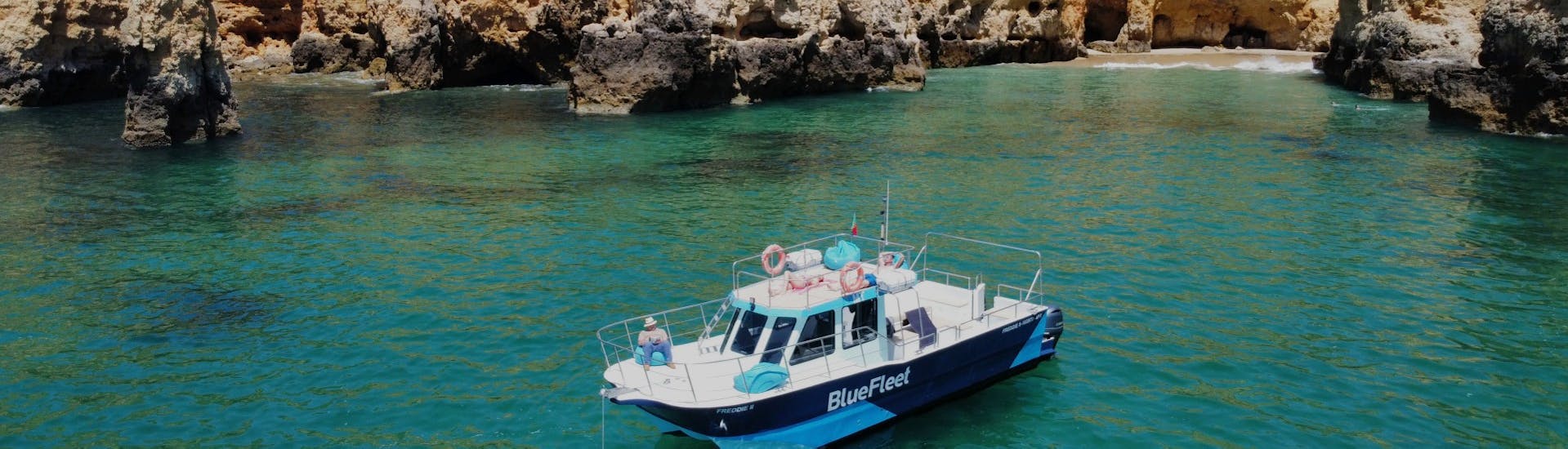Menschen auf dem Boot während der Bootstour zur Ponta da Piedade mit Mittagessen mit BlueFleet Lagos.