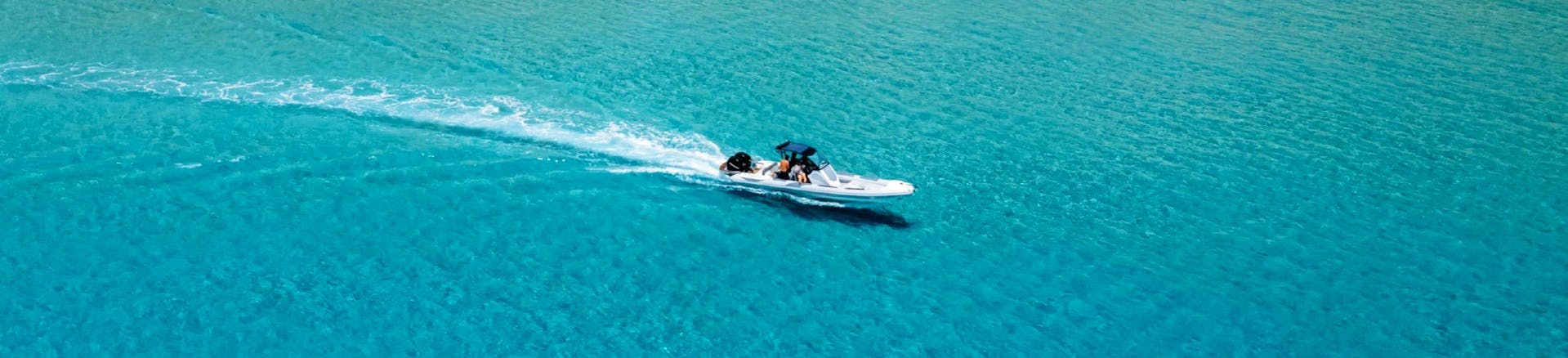 Menschen, die die Geschwindigkeit von 500 PS bei der privaten RIB Bootstour um Milos mit Polco Sailing erleben.