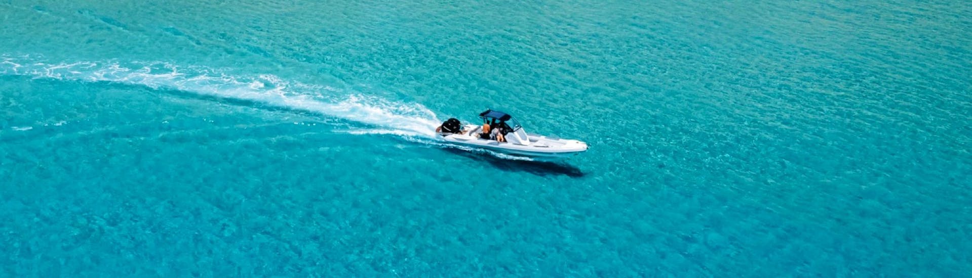 Menschen, die die Geschwindigkeit von 500 PS bei der privaten RIB Bootstour um Milos mit Polco Sailing erleben.