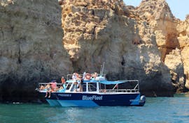 Das Boot von BlueFleet Lagos voller Kunden während der Bootstour entlang der Küste nach Ponta da Piedade mit Schwimmen.