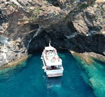 Nuestro barco se acerca a la Cueva Azul durante el paseo en Barco al Naufragio Pomonte desde Marina di Campo con Snorkeling con Motonave Principe.