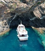 Unser Boot nähert sich der Blauen Höhle während des Bootsausflugs zum Pomonte-Schiffswrack von Marina di Campo mit Schnorcheln mit Motonave Principe.
