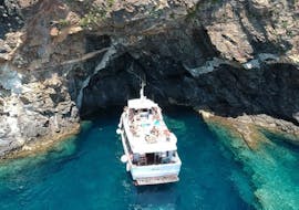 La nostra imbarcazione si avvicina alla Grotta Azzurra durante l'escursione in barca al Relitto di Pomonte da Marina di Campo con Snorkeling con Motonave Principe.