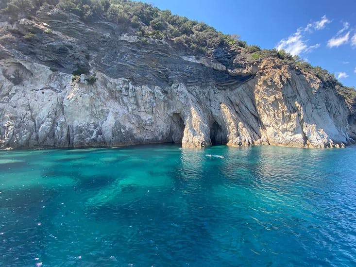 Die schöne Küste von Elba kann während der Bootsfahrt zum Pomonte Schiffswrack von Marina di Campo mit Schnorcheln bewundert werden.