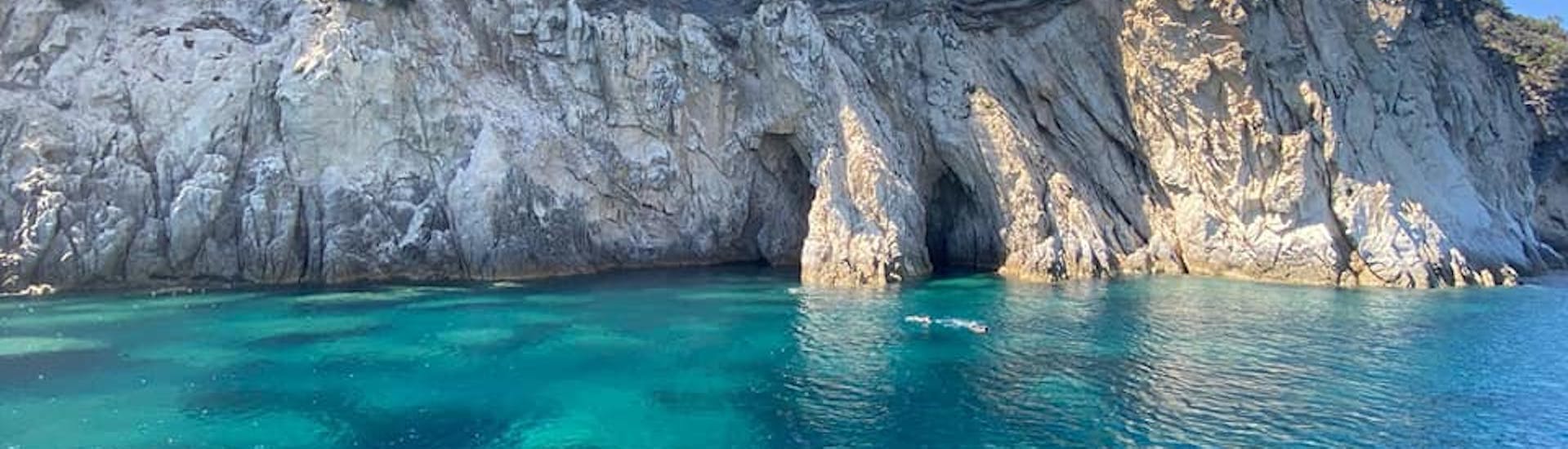 La splendida costa dell'Elba può essere ammirata durante l'escursione in barca al relitto di Pomonte da Marina di Campo con snorkeling.