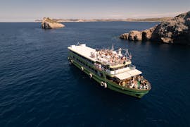 De boot van Aquarius Excursions Zadar voor een eiland tijdens de boottocht naar Kornati National Park met stop op Lavdara & Ugljan.